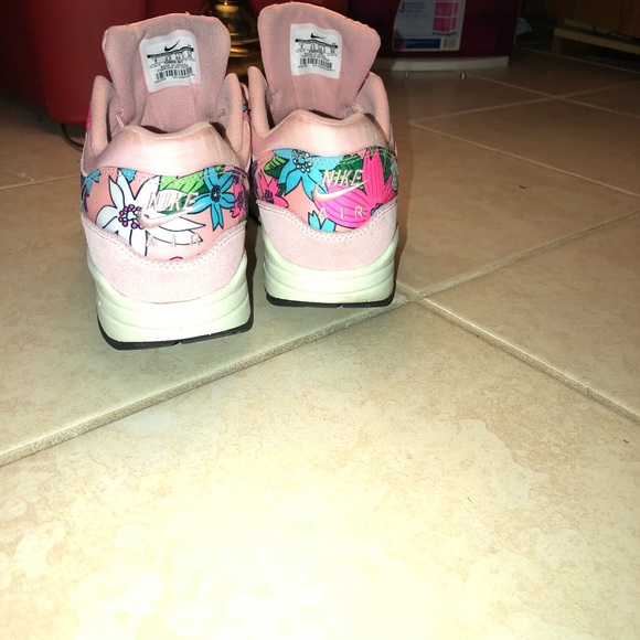 Nike - Picture 4 of 5